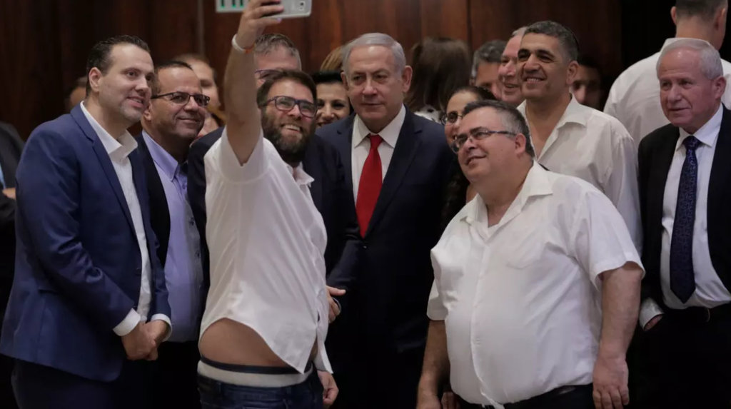 After vote, selfie with Netanyahu
